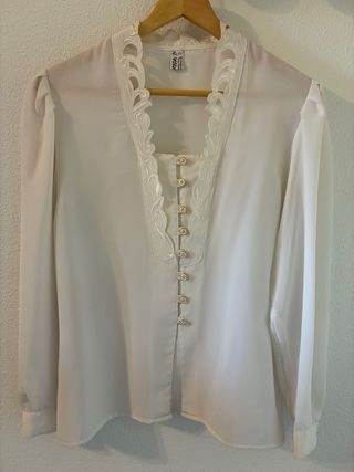 Blusa blanca botones joya talla 42
