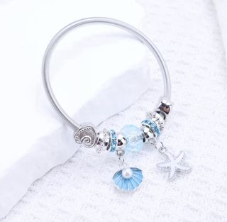 Pulsera de acero con charms preciosos