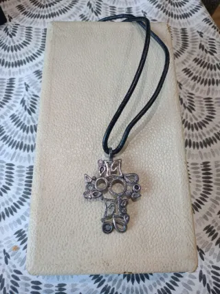 Collar Cruz Plata y Negro