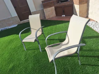 Poltrone da giardino beige e grigie