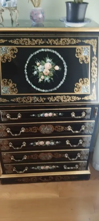 Mueble negro y dorado con detalles
