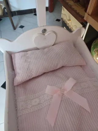 Cuna de madera hecha a mano con dosel