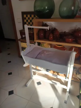 Cuna de madera hecha a mano con dosel