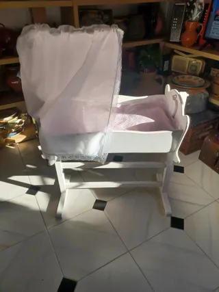 Cuna de madera hecha a mano con dosel