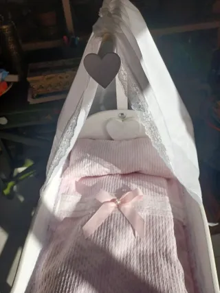 Cuna de madera hecha a mano con dosel