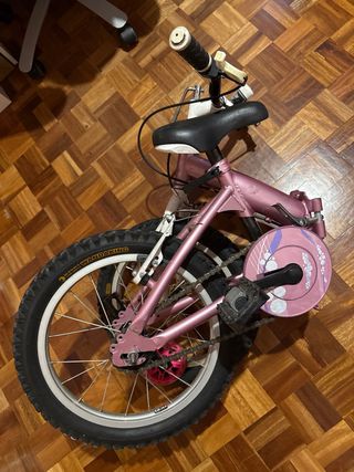 Bicicleta infantil rosa con ruedines