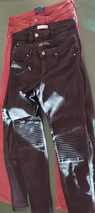 Pantalones vaqueros negros y rojos