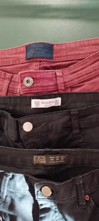 Pantalones vaqueros negros y rojos