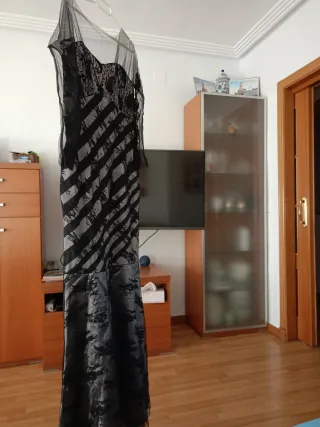 Traje de fiesta negro y gris