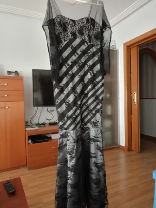 Traje de fiesta negro y gris