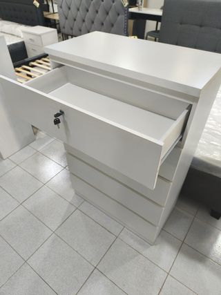 Cómoda blanca con llave