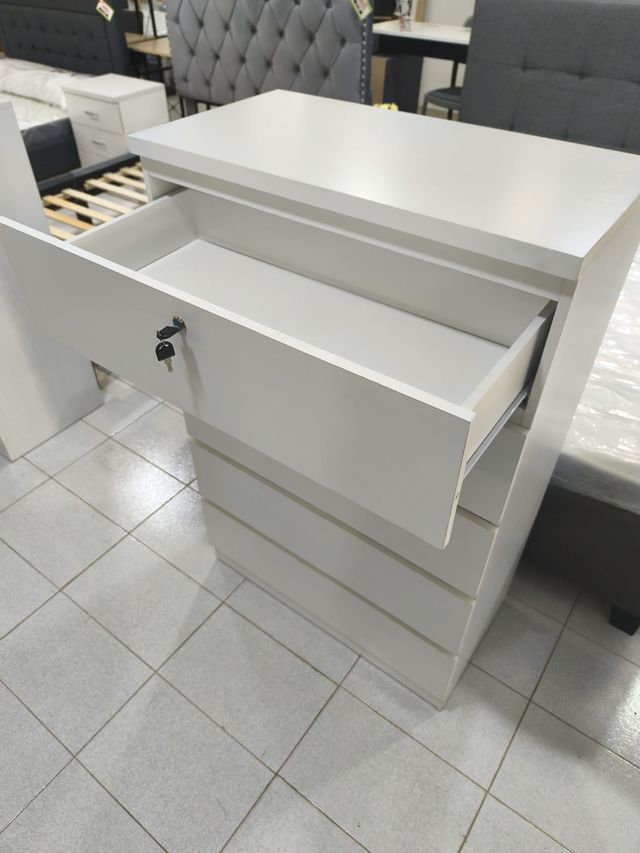 Cómoda blanca con llave