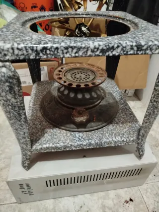 Brasero antiguo de metal y hierro