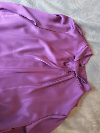Blusa morada satinada