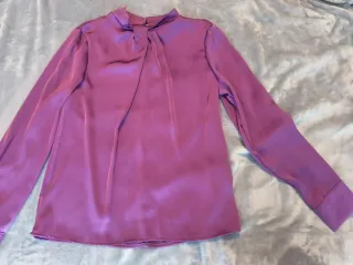 Blusa morada satinada