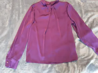 Blusa morada satinada