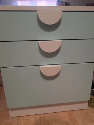 Habitación juvenil blanca y turquesa