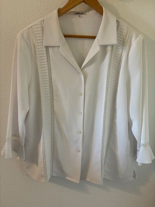 Blusa blanca de vestir con jaretas talla 50.