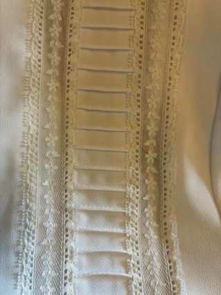 Blusa blanca de vestir con jaretas talla 50.