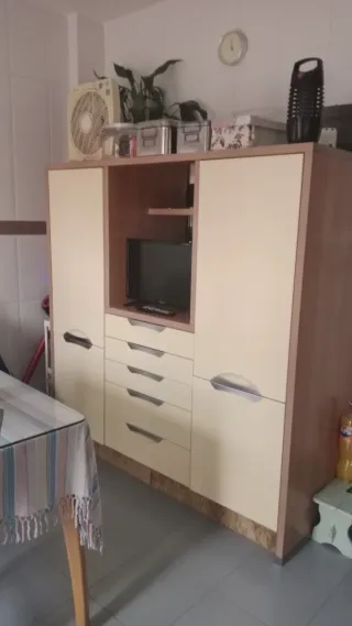 Muebles de cocina beige y marrón