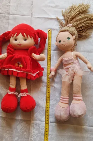 Dos muñecas de peluche