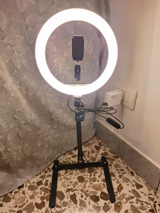Luce ad anello con treppiede