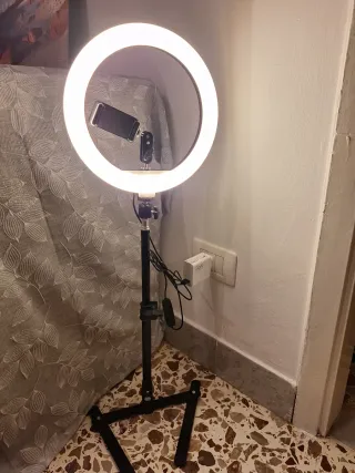 Luce ad anello con treppiede