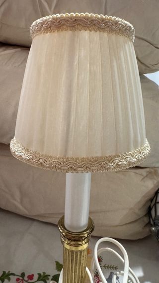 Lámpara de mesa dorada y Tiffany.