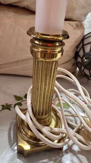 Lámpara de mesa dorada y Tiffany.