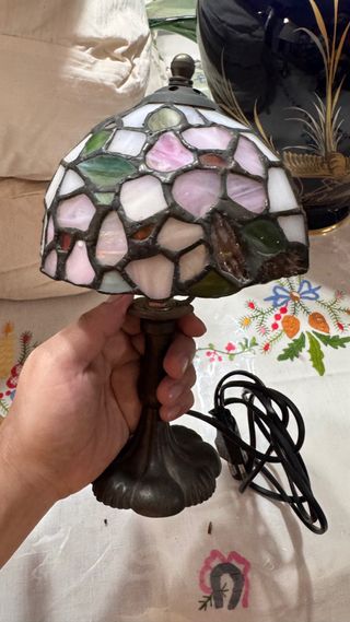 Lámpara de mesa dorada y Tiffany.