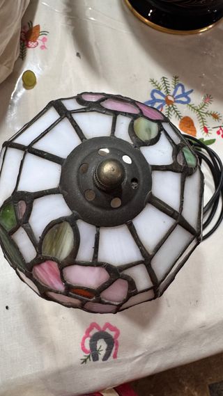 Lámpara de mesa dorada y Tiffany.