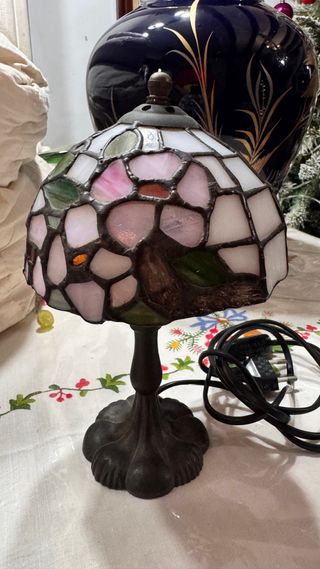 Lámpara de mesa dorada y Tiffany.