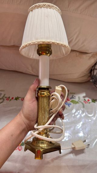 Lámpara de mesa dorada y Tiffany.