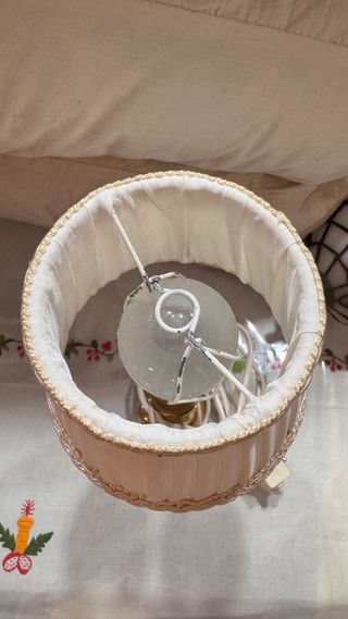 Lámpara de mesa dorada y Tiffany.