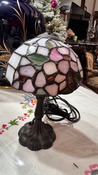 Lámpara de mesa dorada y Tiffany.