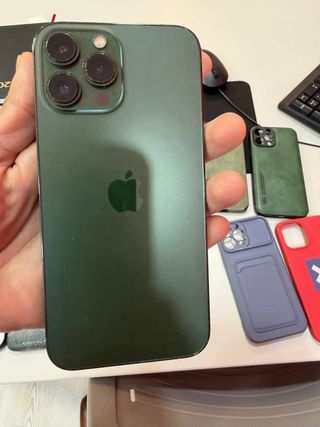 iPhone 13 Pro Max come nuovo e 11 custodie + protezione