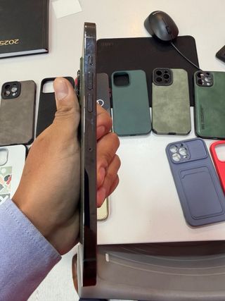 iPhone 13 Pro Max come nuovo e 11 custodie + protezione