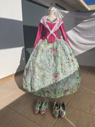 Traje de Fallera, manteletas plata y Zapatos