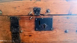 Baúl antiguo de madera y metal