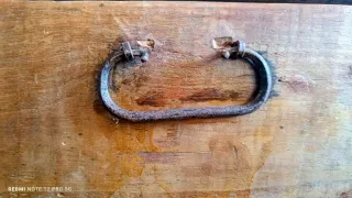 Baúl antiguo de madera y metal