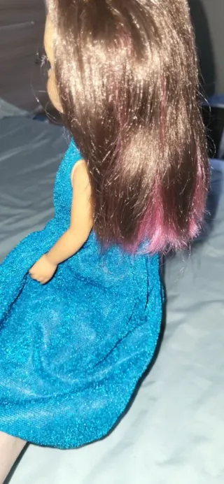 Nancy con vestido azul brillante