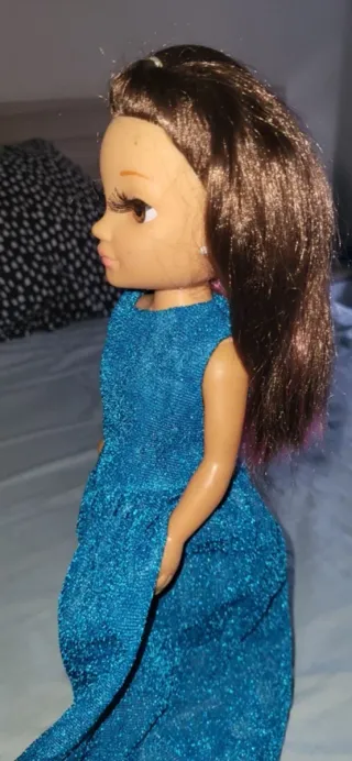 Nancy con vestido azul brillante