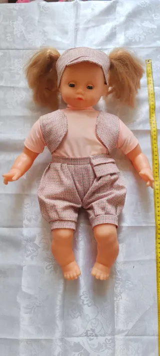 Muñeca con conjunto de cuadros
