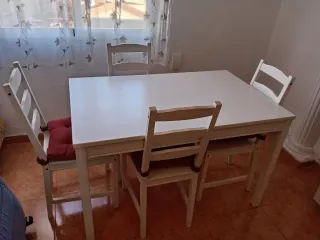 Mesa comedor y 4 sillas blancas