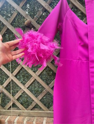 Vestido invitada boda largo fucsia plumas