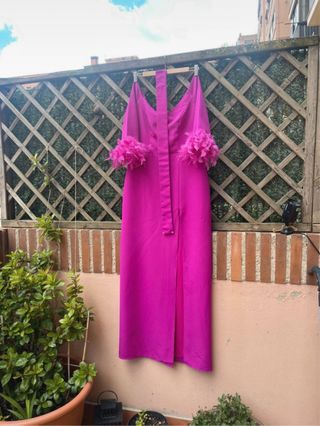 Vestido invitada boda largo fucsia plumas