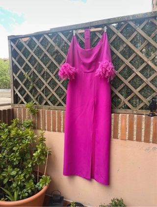 Vestido invitada boda largo fucsia plumas