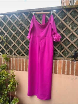 Vestido invitada boda largo fucsia plumas