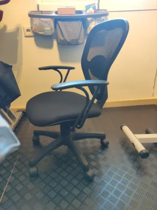 Silla de oficina ergonómica negra