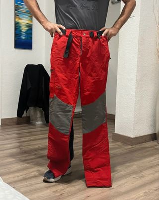 Pantalones de montaña rojos y grises
